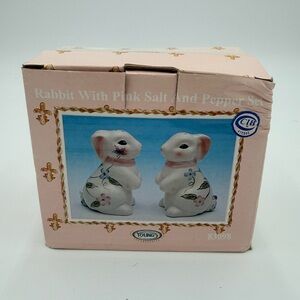 Rare Vintage Cracker Barrel Easter Bunny Salt and Pepper Set NOB 2002